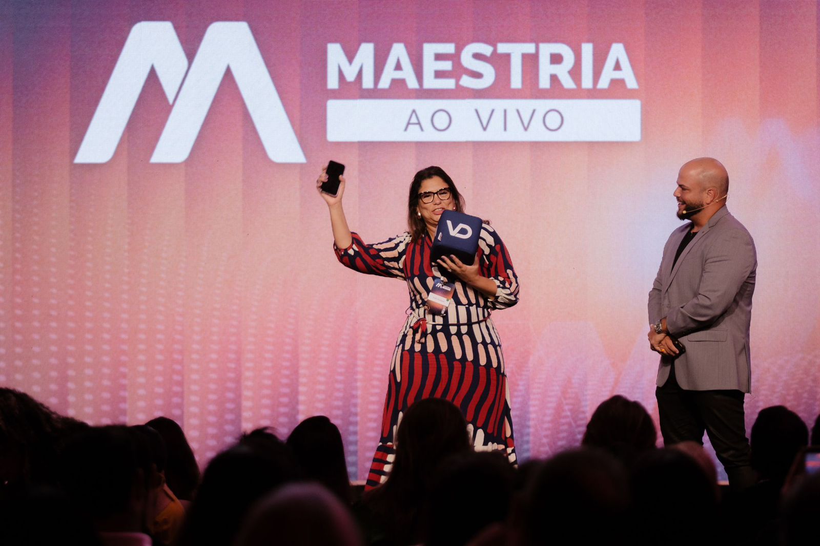 Kelli no palco do evento Maestria ao Vivo, de Victor Damásio